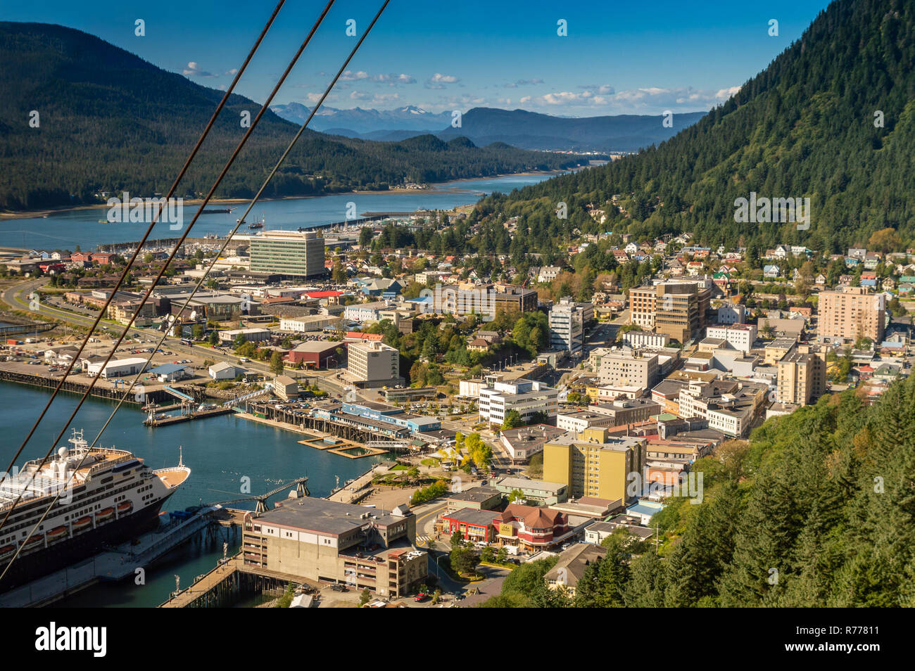 Au nord-ouest de l'antenne sur le centre-ville de Juneau la capitale de l'état de l'Alaska et cruise ship port de Mount Roberts tramway par câble. Juneau, Alaska, USA. Banque D'Images