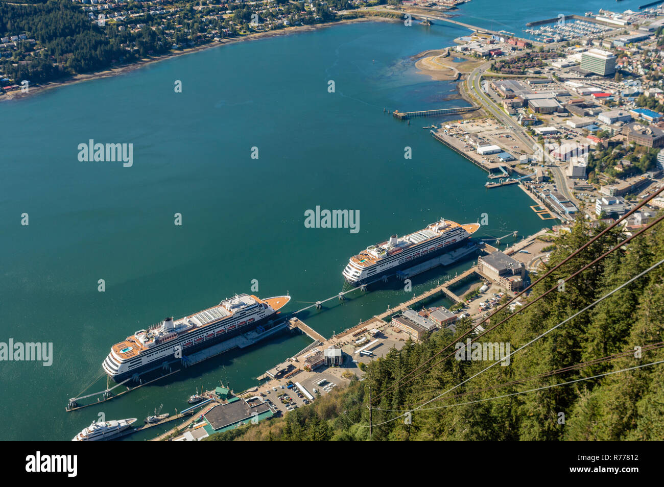 Le centre-ville de capitale de l'état de l'Alaska Juneau et cruise ship port avec deux navires à quai, vue aérienne de Mount Roberts tramway par câble. Juneau, Alaska, USA. Banque D'Images