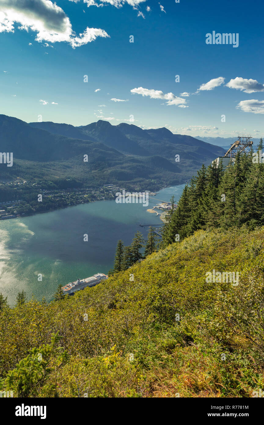Face au nord de l'antenne vue depuis le mont Roberts Gastineau Channel sur une journée ensoleillée. Juneau, Alaska, USA. Un bateau de croisière peut être vu dans le port. Banque D'Images