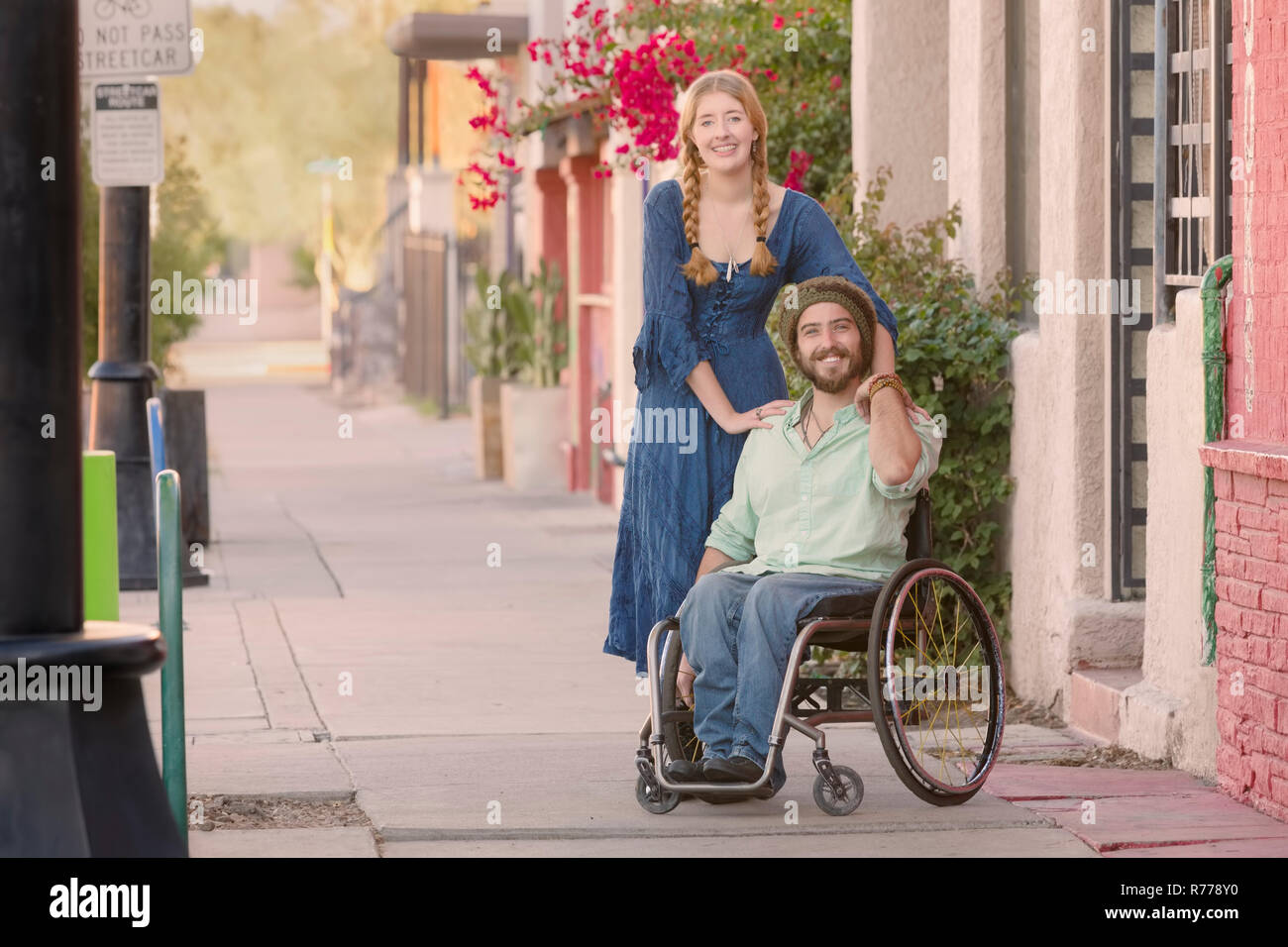 Femme portant robe bleue et l'homme en fauteuil roulant Banque D'Images