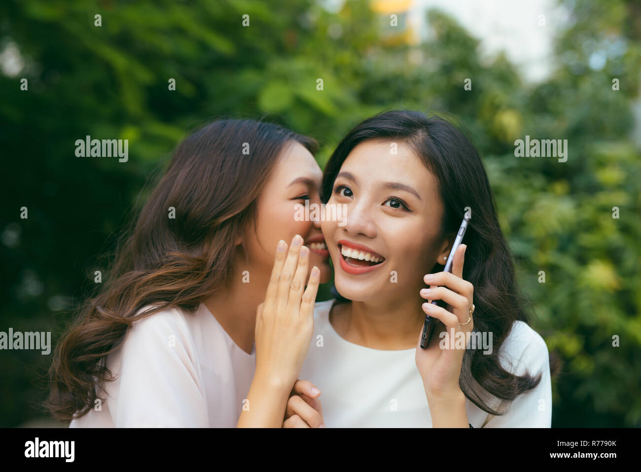 Deux jeunes femmes à socialiser à l'extérieur. Banque D'Images