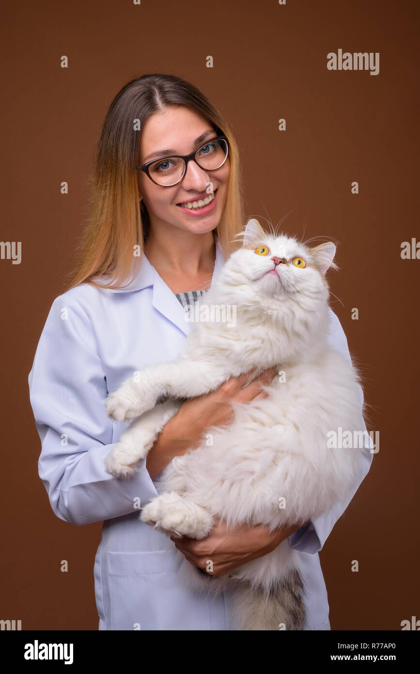 Portrait de femme tenant un médecin vétérinaire chat Persan Banque D'Images