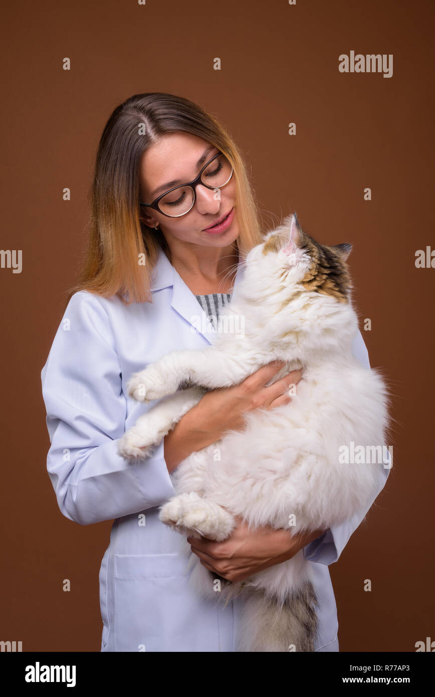 Portrait de femme tenant un médecin vétérinaire chat Persan Banque D'Images