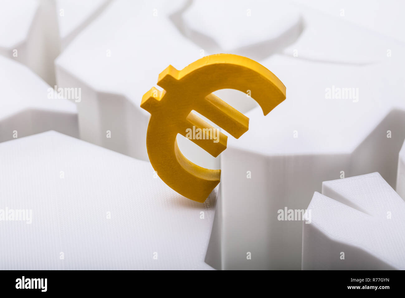 Symbole de l'euro sur la surface blanche fissurée Banque D'Images