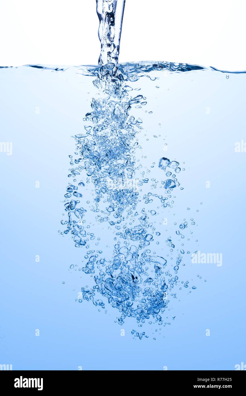 Verser de l'eau splash avec bulles d'air en fond de l'eau blanc bleu Banque D'Images