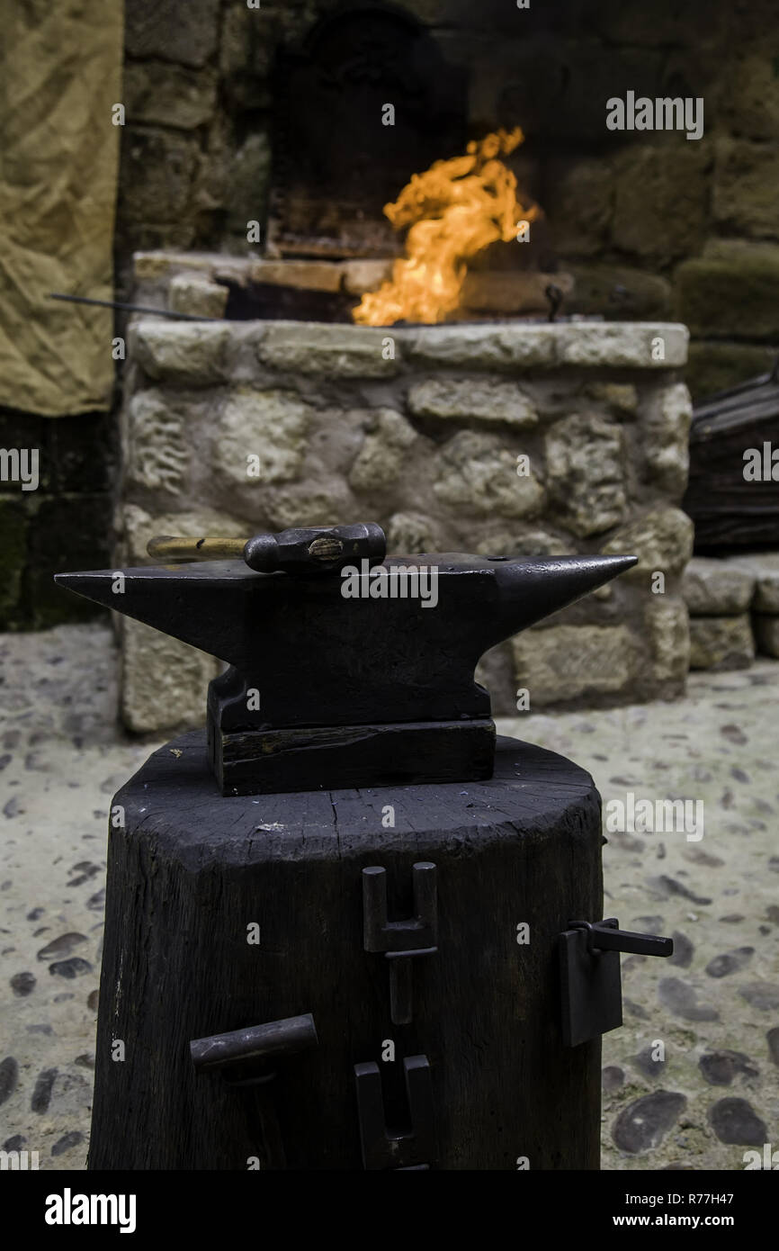 Feu de charbon dans une forge Banque D'Images