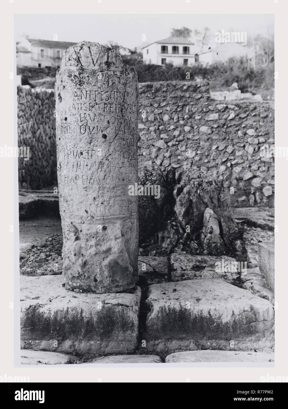 Abruzzo Alba Fucens vues générales, c'est mon l'Italie, l'Italie Pays de l'histoire visuelle, vétéran, colonie romaine plan castrum, 1er siècle avant J.-C., l'amphithéâtre, le forum civique et divers bâtiments religieux, fragments architecturaux, fontaine de la communauté Banque D'Images