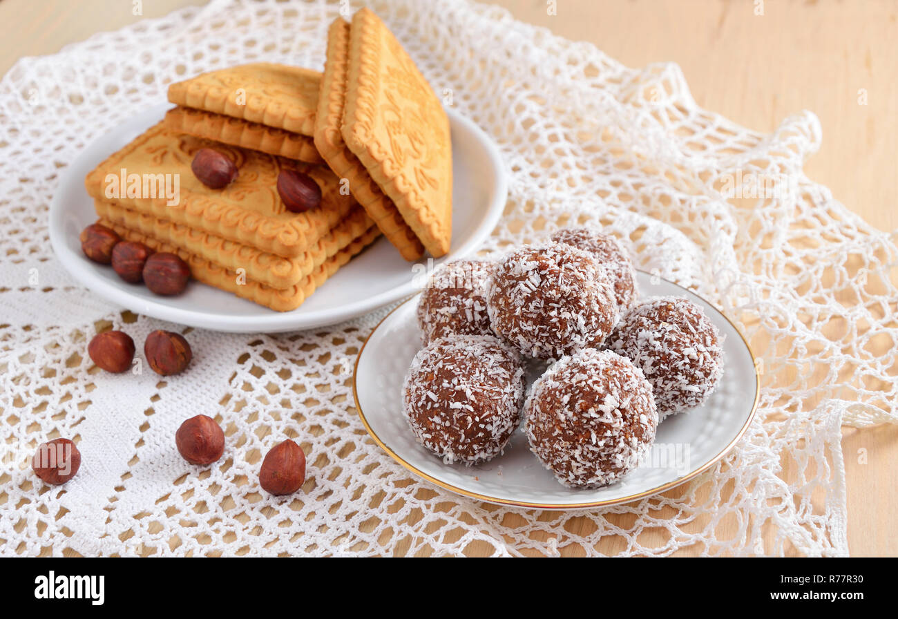 Des desserts de miettes de biscuits, la noix de coco et de noix Banque D'Images