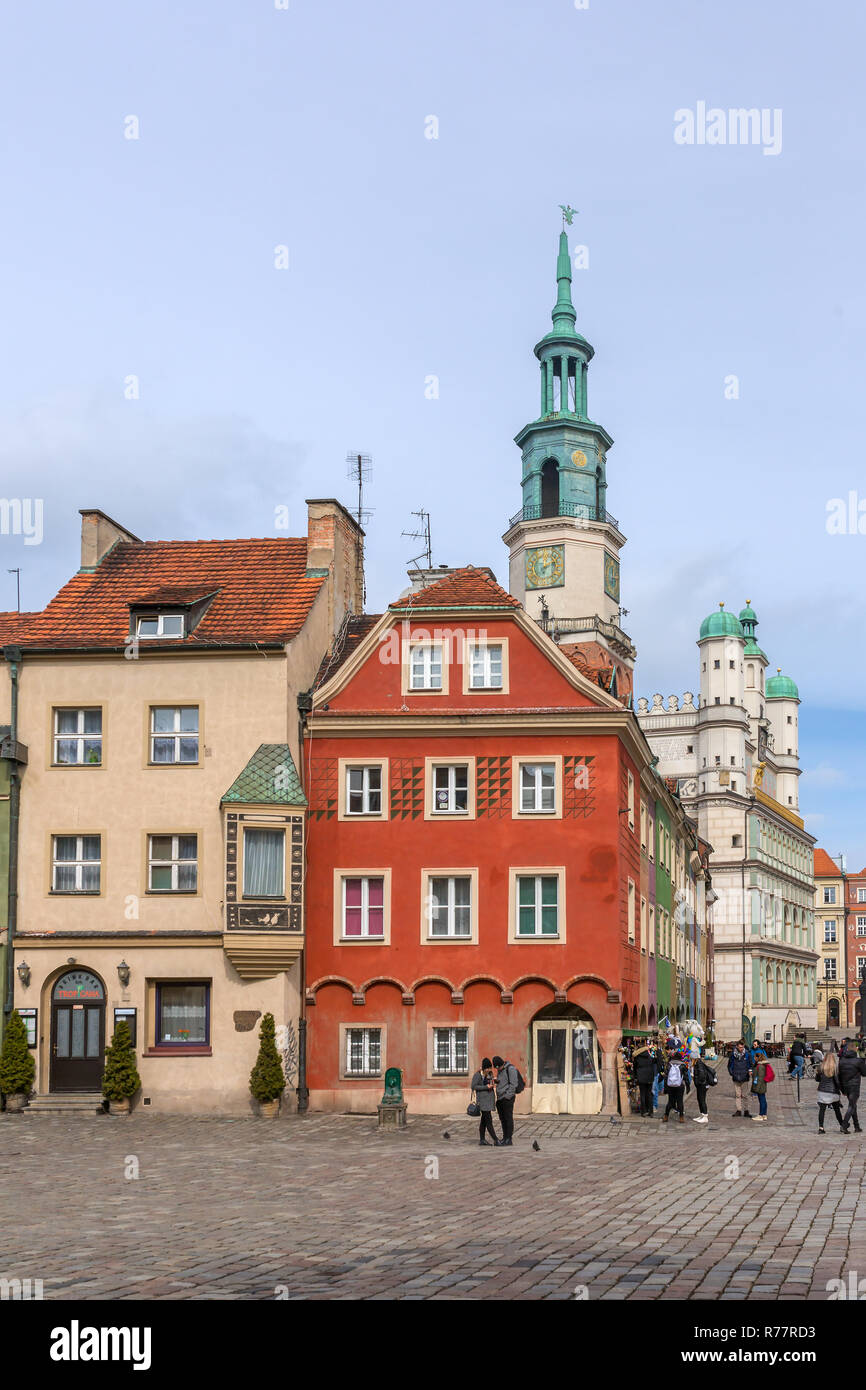 Poznan, Pologne - 30 mars 2018 : Maisons colorées et l'hôtel de ville sur la place du vieux marché de Poznan, Pologne. Banque D'Images