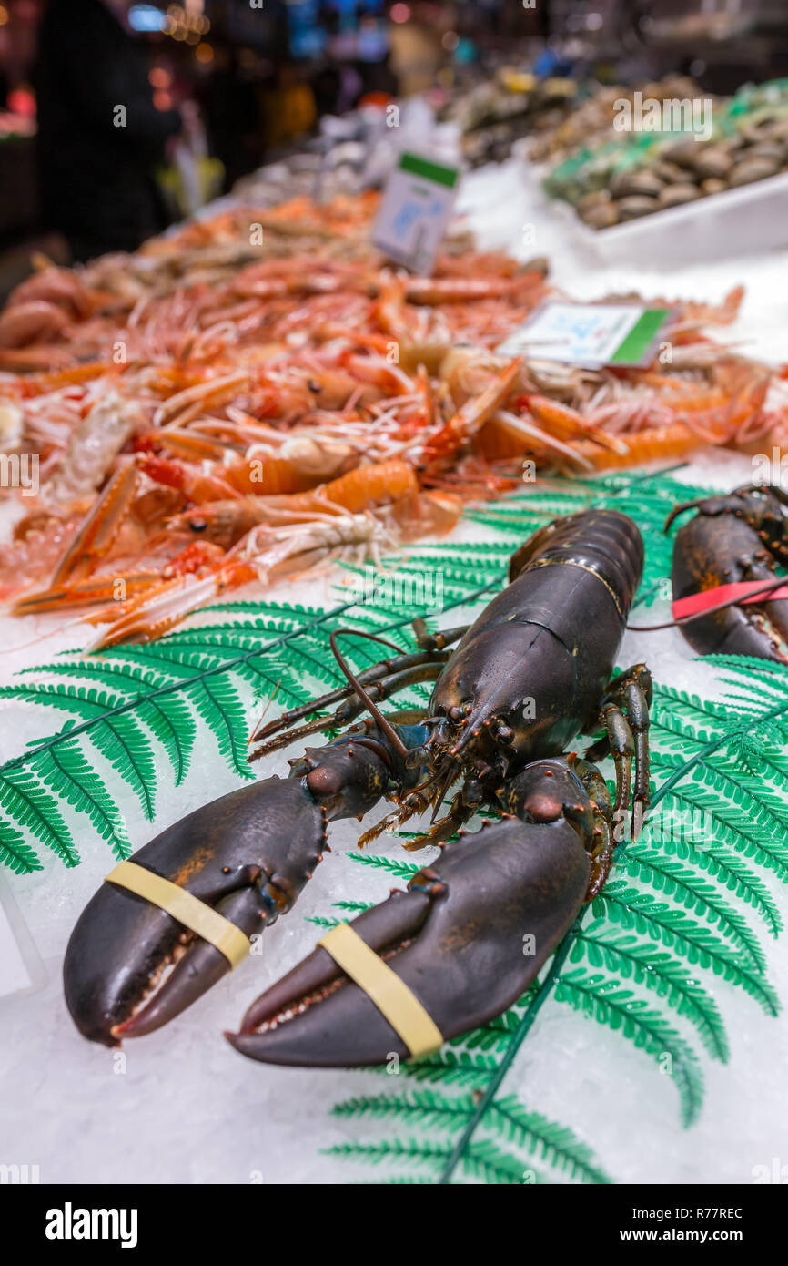 À la fraîche seafoods Mercat de Sant Josep de la Boqueria, un grand marché public dans le quartier de Ciutat Vella à Barcelone, Espagne. Banque D'Images