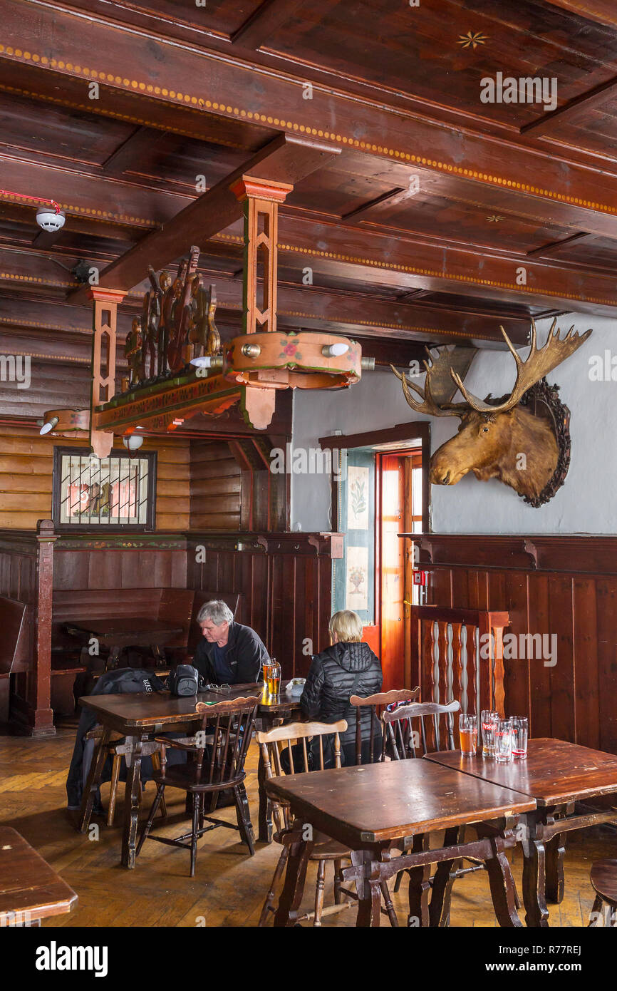 Karpacz, Pologne - 31 mars 2018 : l'intérieur de l'hébergement touristique (Strzecha Akademicka ou Hampelbaude) dans la région de montagnes de Karkonosze en Pologne. Banque D'Images