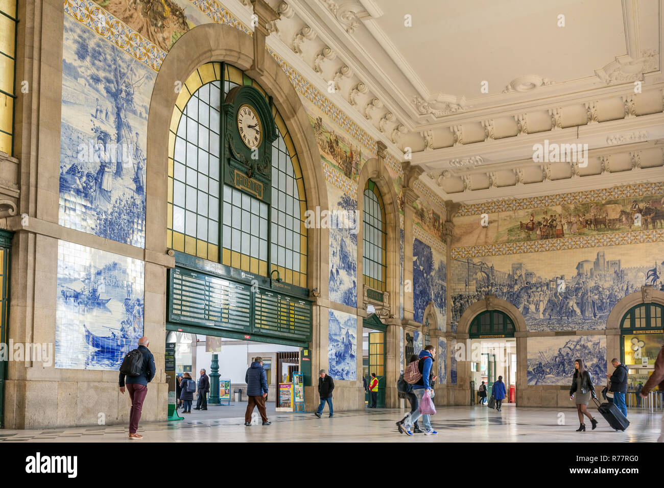 Porto, Portugal - 12 janvier 2018 : les gens dans le vestibule de la gare de São Bento. Il est décoré d'environ 20 000 tuiles azulejo, dat Banque D'Images