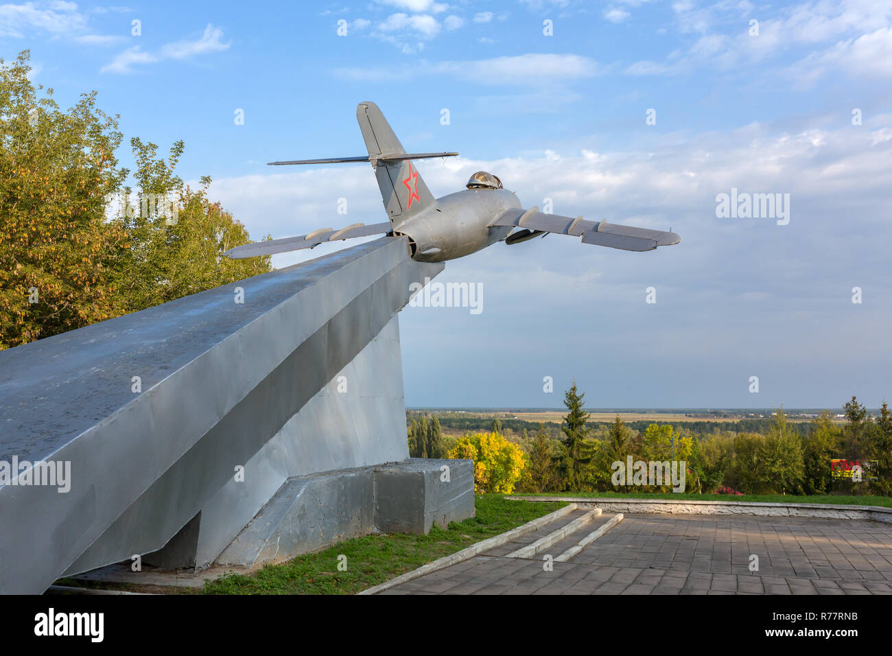 Statue d'un vieil avion de combat soviétique est l'un des jalons de Mozyr, le sud de la Biélorussie Banque D'Images