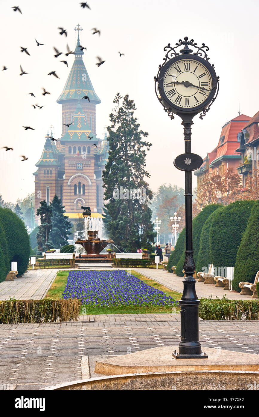 L'horloge de la ville et cathédrale orthodoxe, la place de la Victoire, Timisoara, Roumanie Banque D'Images