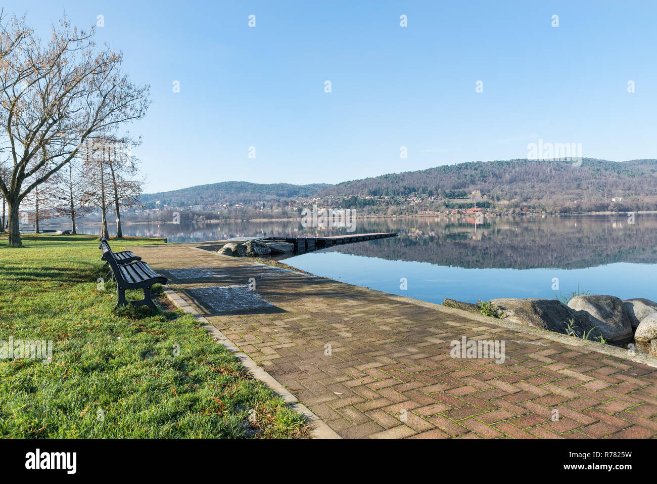 Beau lac naturel d'origine glaciaire, dans le nord de l'Italie, le lac Comabbio. Vue depuis la promenade du lac à Corgeno ville en direction de la ville de Mercallo Banque D'Images