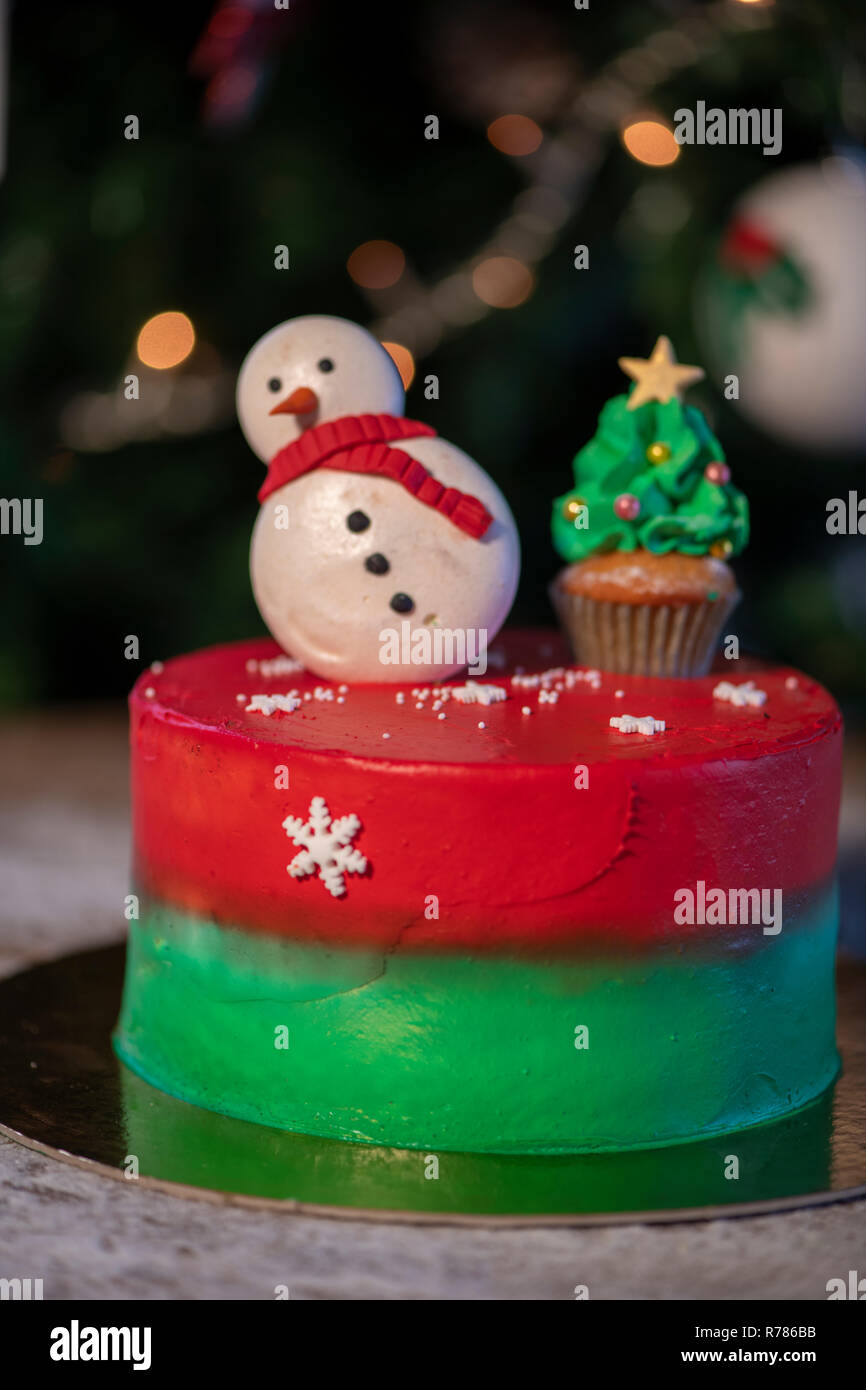 Gateau De Noel Decore Avec Des Petits Gateaux De Noel Et Arbre De Noel Avec Des Bonbons Colores Photo Stock Alamy