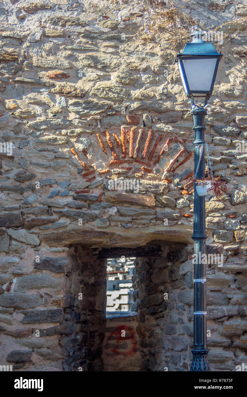 L'architecture de Kavala. Window-renfoncement dans la forteresse de la vieille ville - détail. Avec une lampe de rue. Banque D'Images