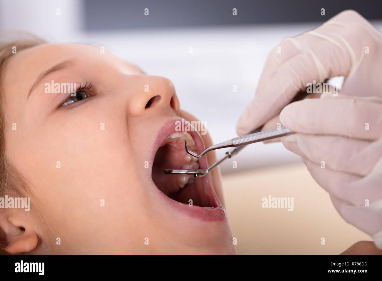 Close-up of a Girl en passant par les soins dentaires en clinique Banque D'Images