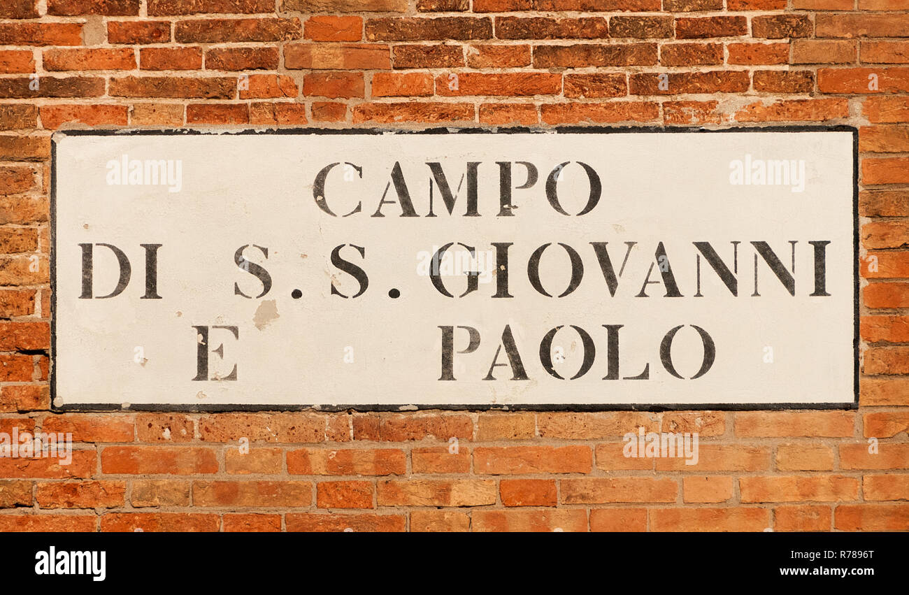 'Campo di SS Giavanni e Paolo ' (Saints Jean et Paul Square) vieux panneau routier traditionnel sur un mur de brique à Venise Banque D'Images