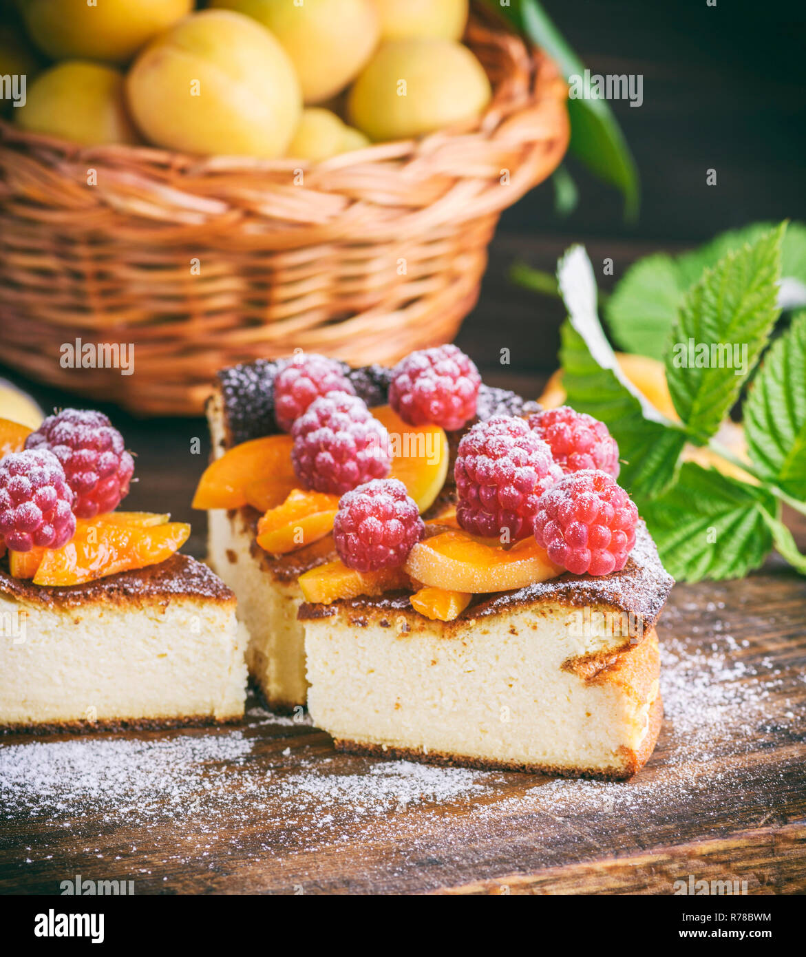 Morceaux de Tarte au fromage cottage avec des fraises et d'abricots Banque D'Images