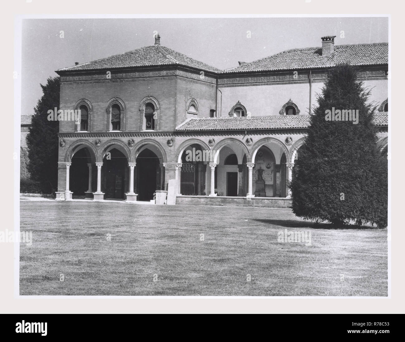 Emilia-Romagna Ferrara Ferrara Certosa, S. Cristoforo, c'est mon l'Italie, l'Italie Pays de l'histoire visuelle, de l'architecture médiévale et la sculpture architecturale 1498-1553 portail façade curviligne et symétrique 1769 vues du cloître, cimetière et monuments funéraires Voir enregistrement séparé pour Ferrara, Certosa Banque D'Images