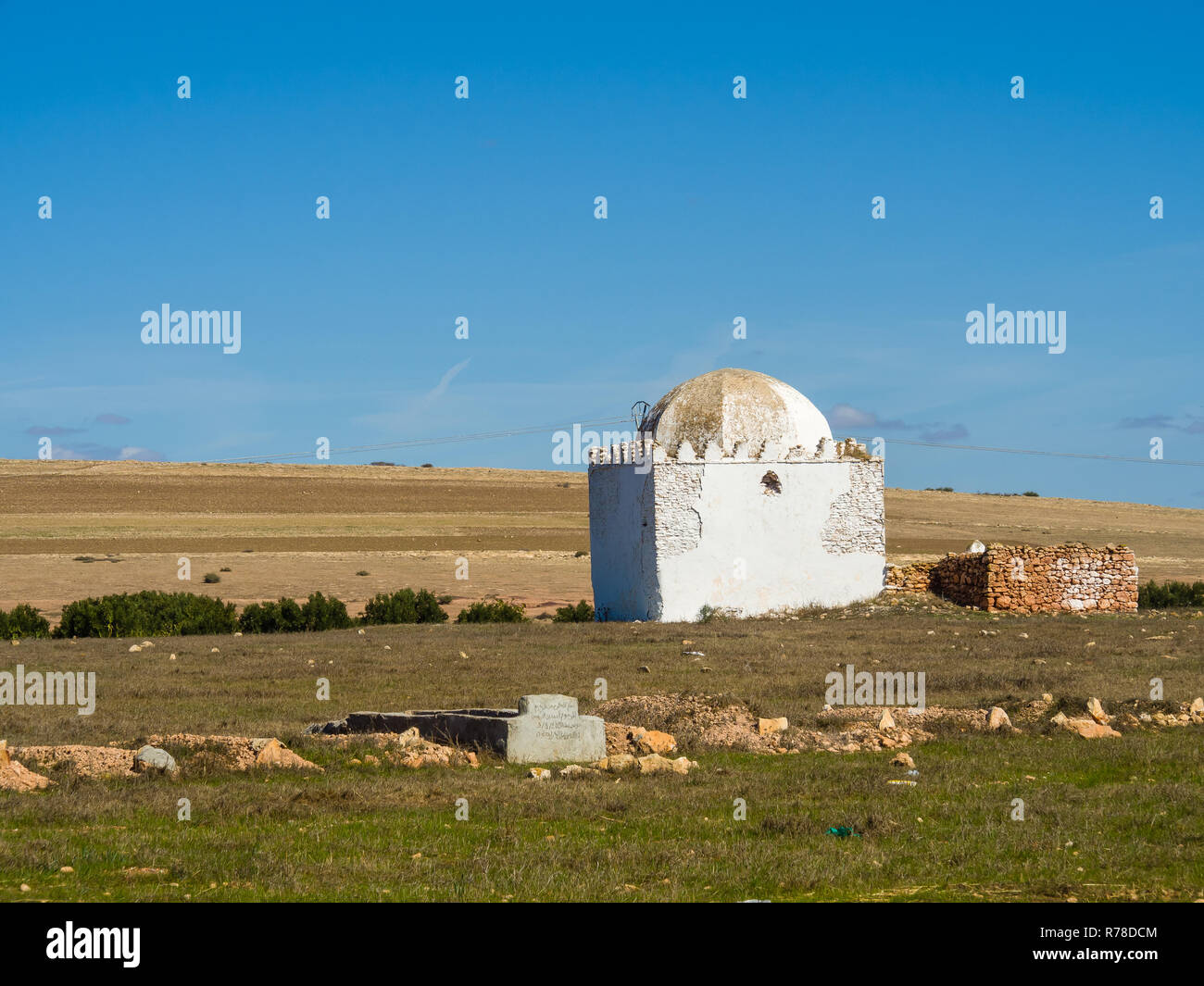 Petite mosquée et le cimetière près du village de Kouablia, Maroc Banque D'Images