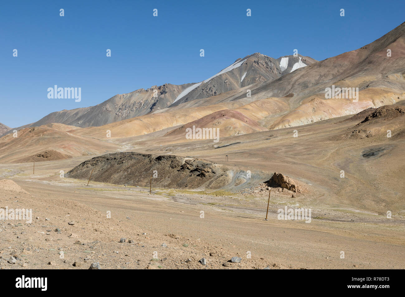 Paysage désertique dans la région du col Ak-Baital dans les montagnes du Pamir au Tadjikistan Banque D'Images