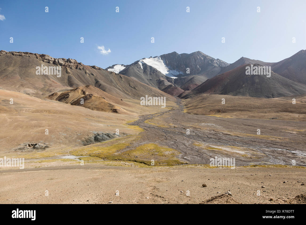 Paysage désertique dans la région du col Ak-Baital dans les montagnes du Pamir au Tadjikistan Banque D'Images