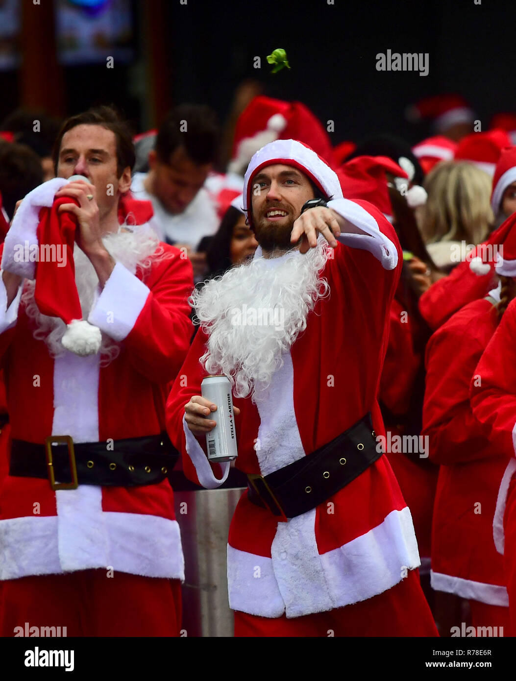 Les participants à Santa costumes prendre part à un chou de Bruxelles lutte, comme ils font leur chemin à travers les rues de Londres en tant qu'ils prennent part à Londres 2018 Santacon. Banque D'Images