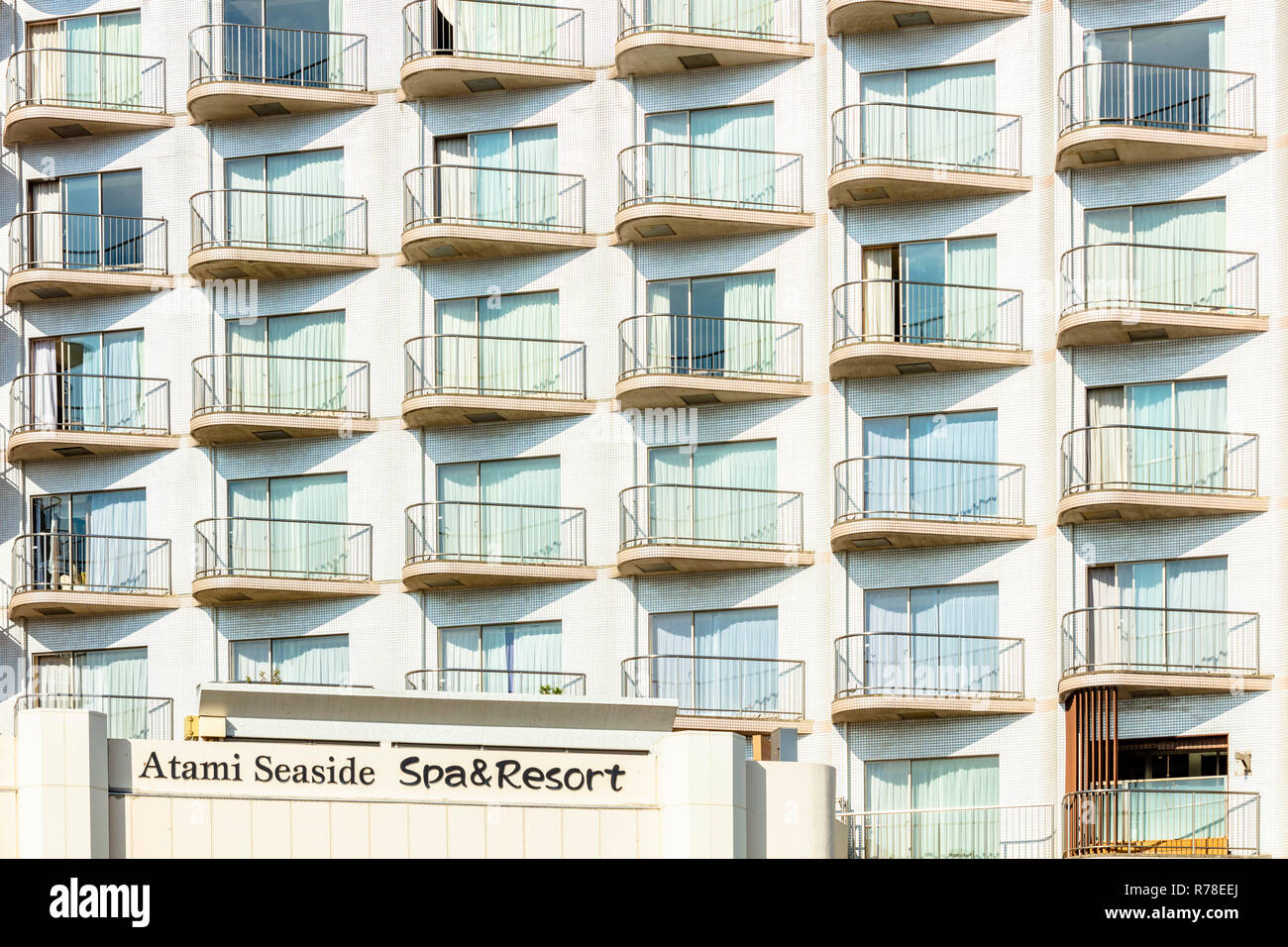 Atami, Shizuoka / Japon - 1 décembre 2018 : Atami centre-ville seaside spa resort architecture de l'hôtel Banque D'Images