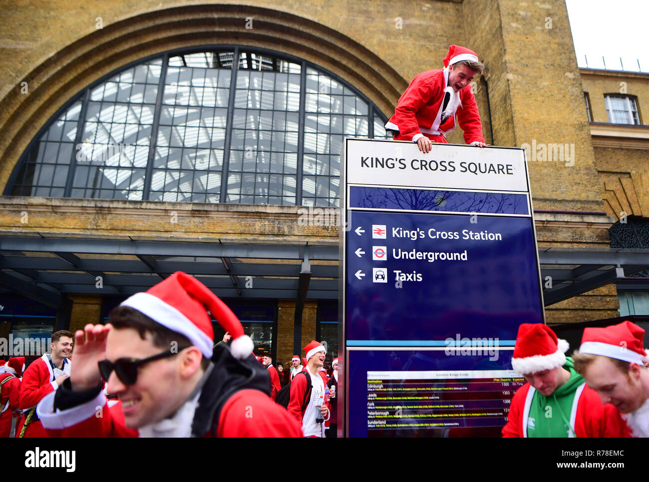 Les participants à l'extérieur de Santa costumes London King's Cross station comme ils font leur chemin à travers les rues de Londres en tant qu'ils prennent part à Londres 2018 Santacon. Banque D'Images