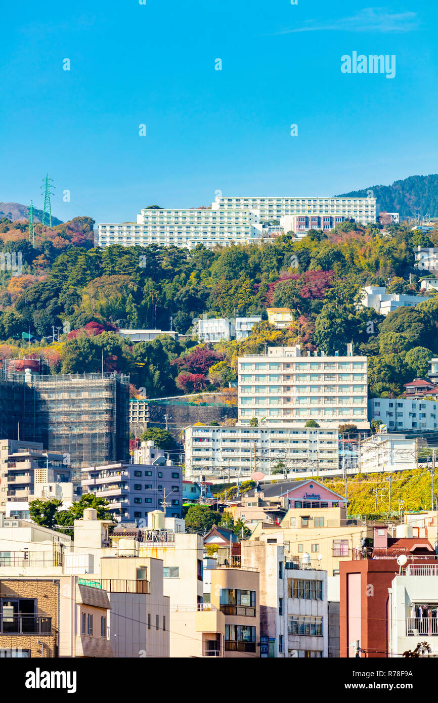 Atami, Shizuoka / Japon - 1 décembre 2018 : Atami centre-ville de l'architecture urbaine sur la montagne Banque D'Images