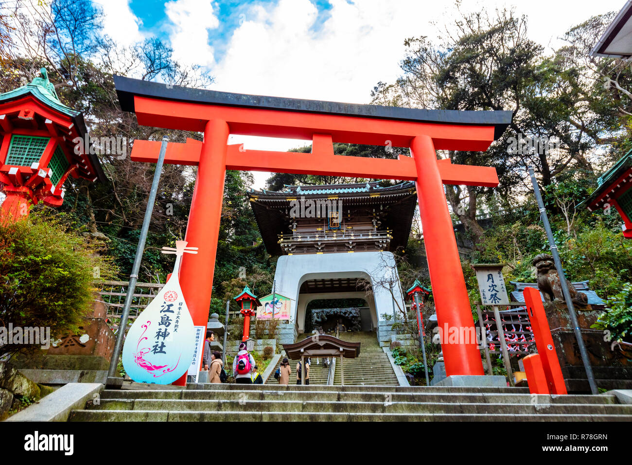 Kamakura, Kanagawa / Japon - le 3 décembre 2018 : Temple torii Enoshima gate avec ciel bleu clair Banque D'Images