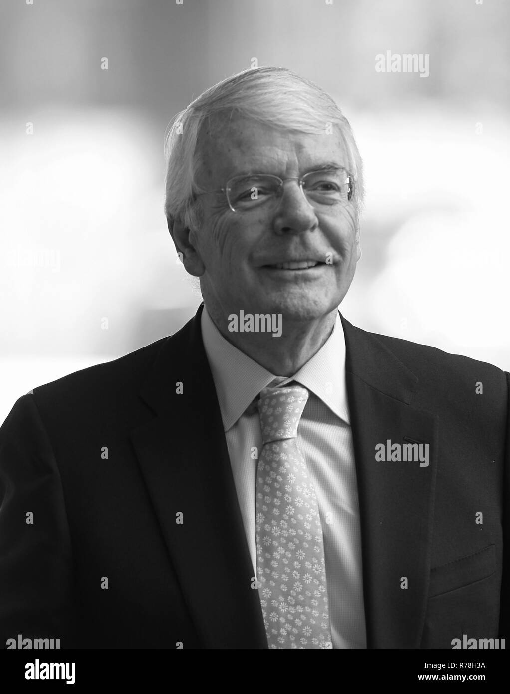 Londres - Jul 22, 2018 : ( Image ) monochrome altérées à John Major britannique et ancien premier ministre vu arrivant à la BBC Studios Banque D'Images