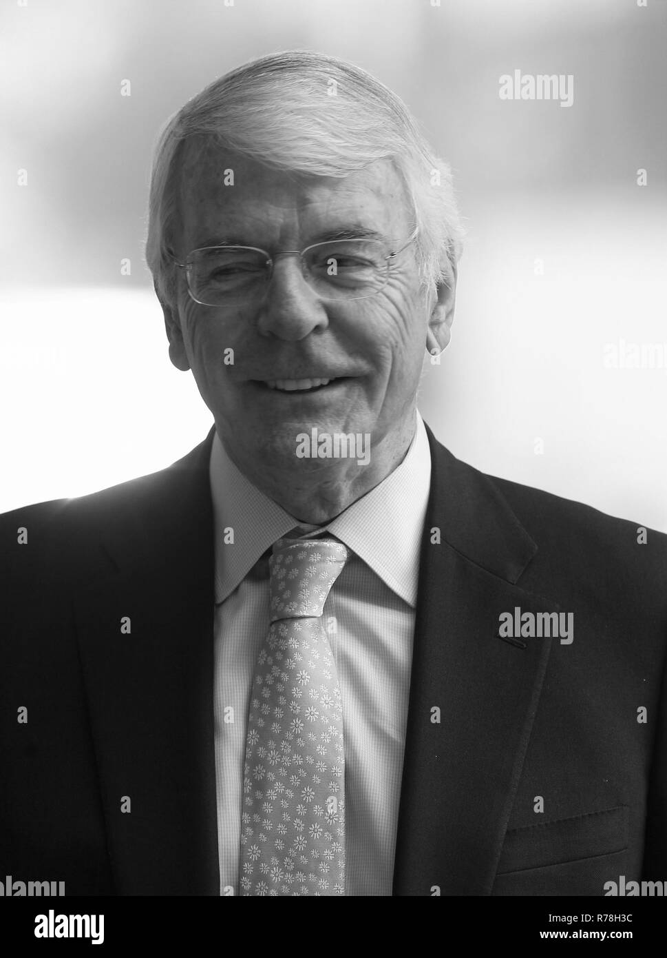 Londres - Jul 22, 2018 : ( Image ) monochrome altérées à John Major britannique et ancien premier ministre vu arrivant à la BBC Studios Banque D'Images