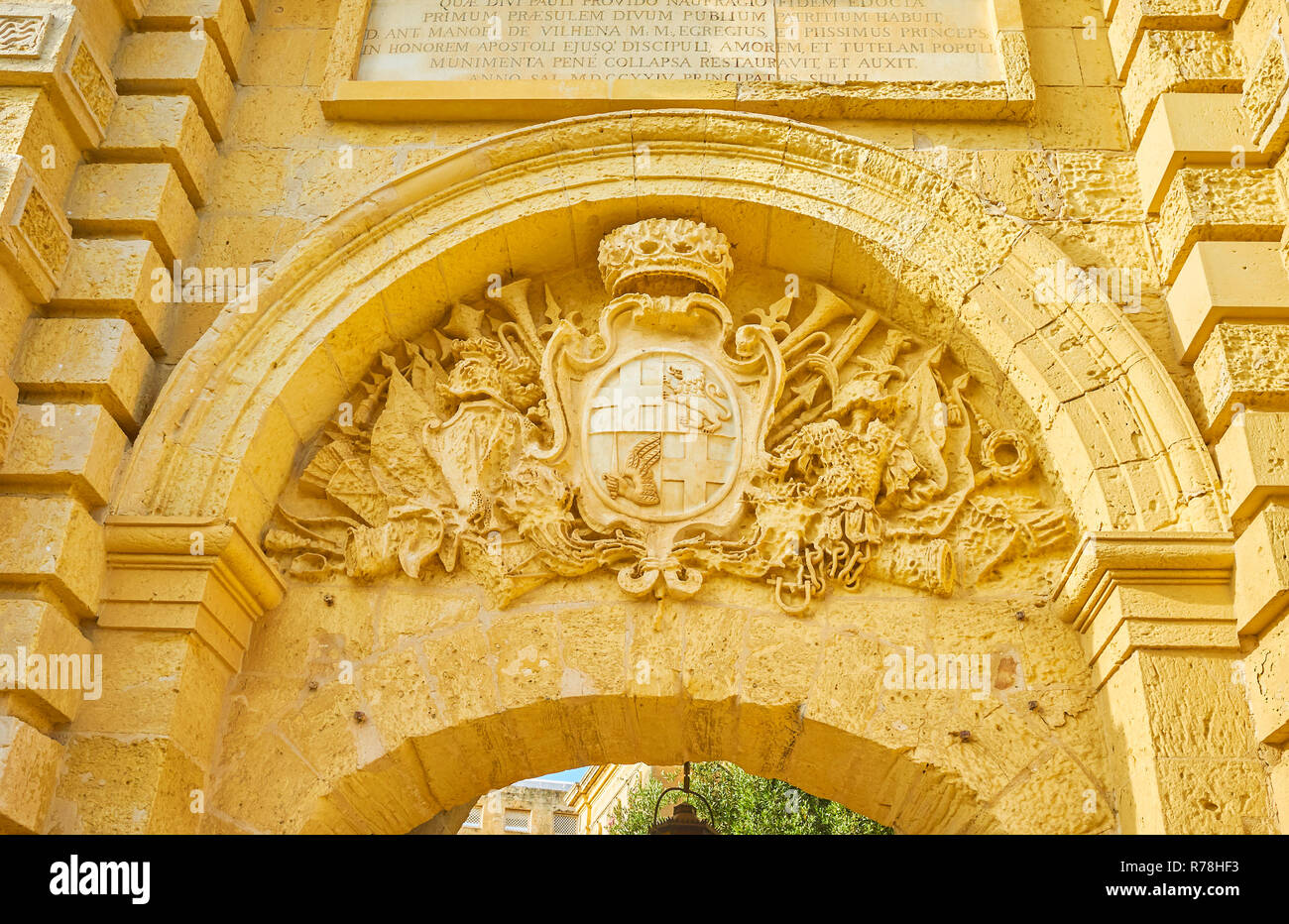 La décoration en pierre de Mdina portes avec des armoiries du Grand Maître Antonio Manuel de Vilhena, Mdina, Malte Banque D'Images