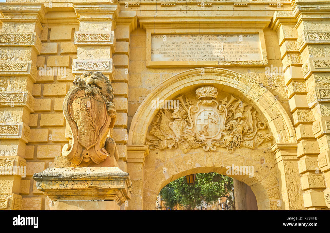 Le lion de pierre détient les armoiries sur le côté de la ville médiévale de Mdina, Malte Mdina, Gates Banque D'Images