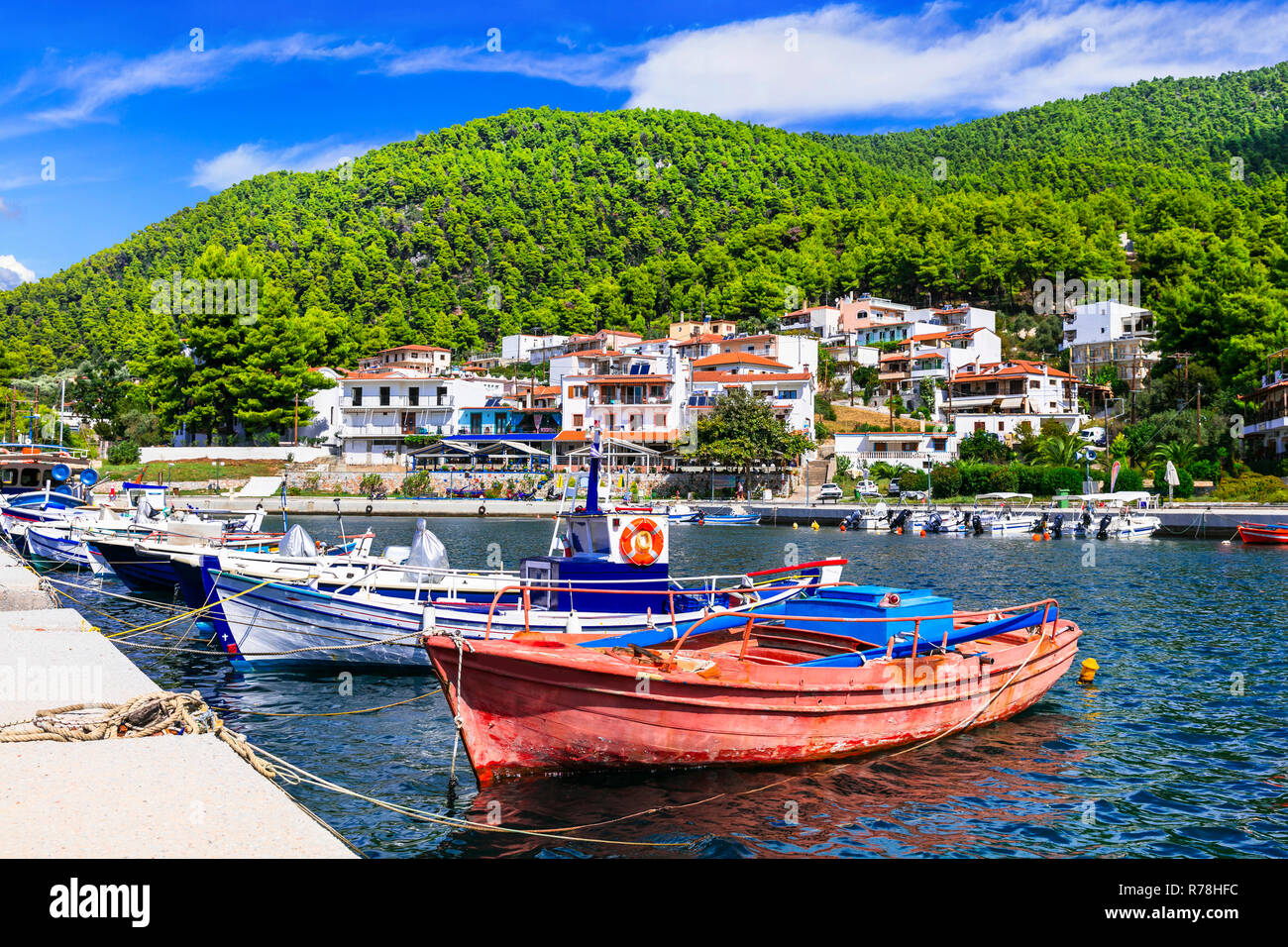 Belle Neo Klima village,vue panoramique,Skopelos, Grèce. Banque D'Images