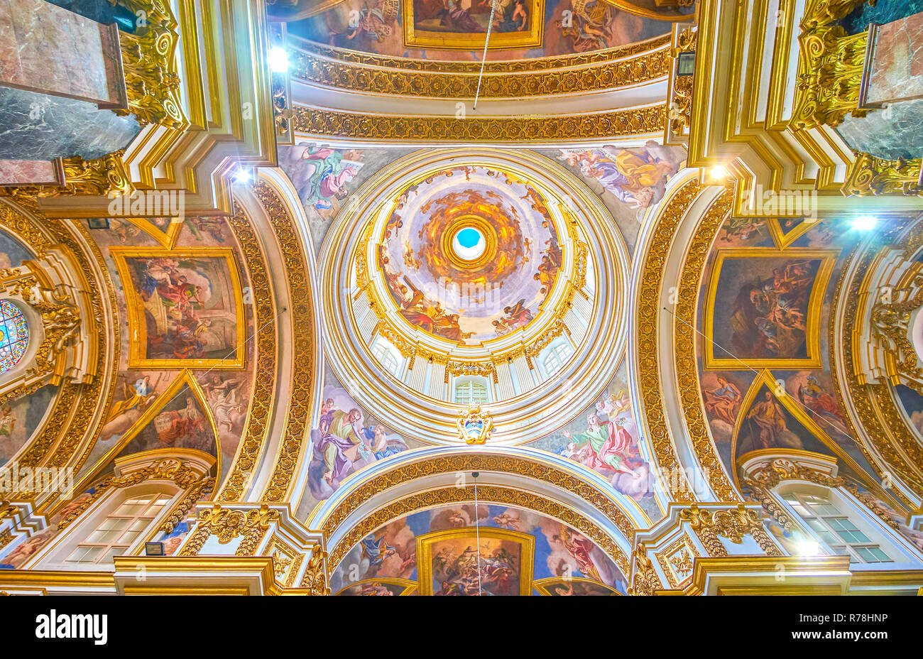 MDINA, MALTE - Juin 14, 2018 : la coupole et du transept de la cathédrale de Metropolital couverts avec de belles fresques colorées et gilden, éléments sculptés Banque D'Images