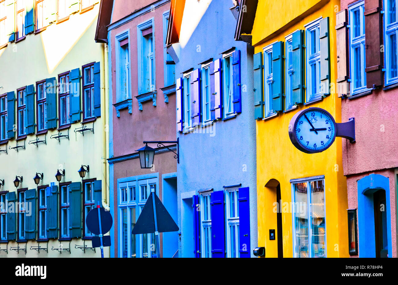 Maisons colorées traditionnelles en Dinkelsbuhl village,Allemagne. Banque D'Images