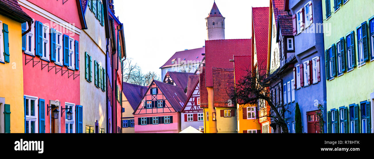 Maisons colorées traditionnelles en Dinkelsbuhl village, Bavière, en Allemagne. Banque D'Images