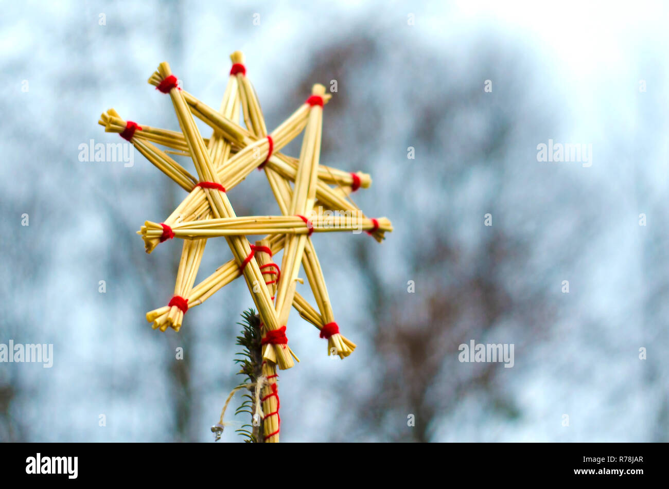 Étoiles de paille, isolé sur fond flou. Décoration d'arbre de Noël en paille. Banque D'Images