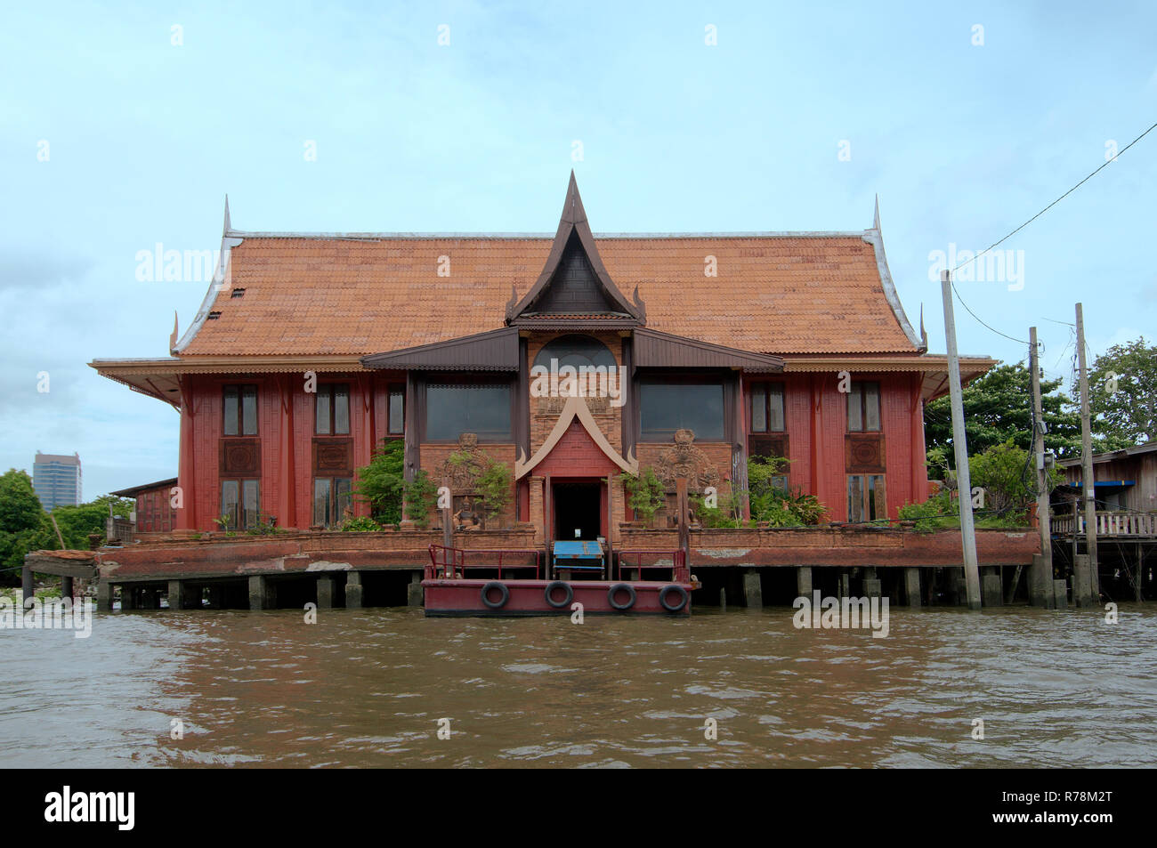 Vieille maison de bois sur pilotis dans un style thaï traditionnel sur la rivière Chao Phraya, Bangkok, Thaïlande Banque D'Images