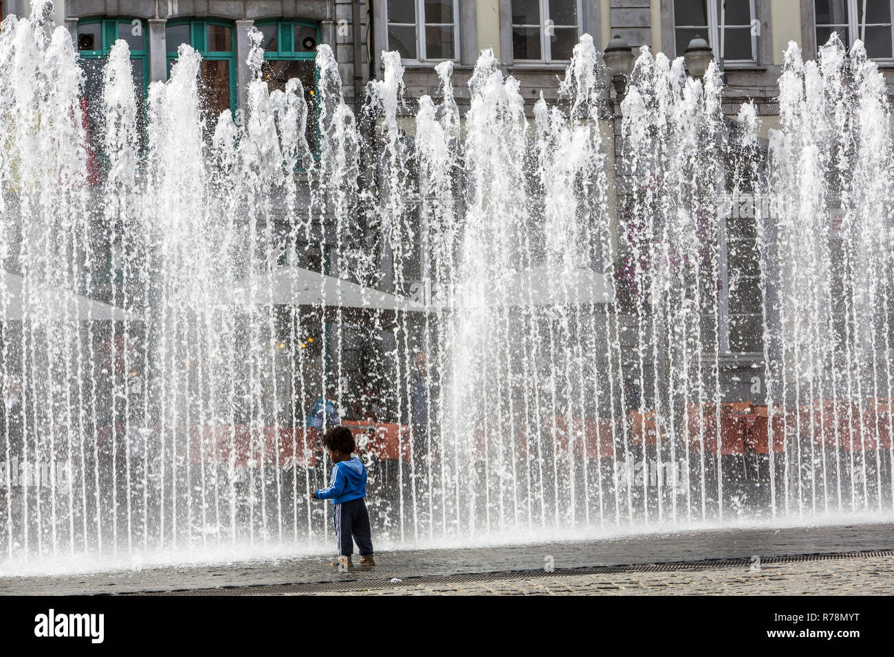 Caractéristiques de l'eau, fontaines, Grand Place, place centrale dans le centre historique, Mons, Hainaut, Belgique Banque D'Images