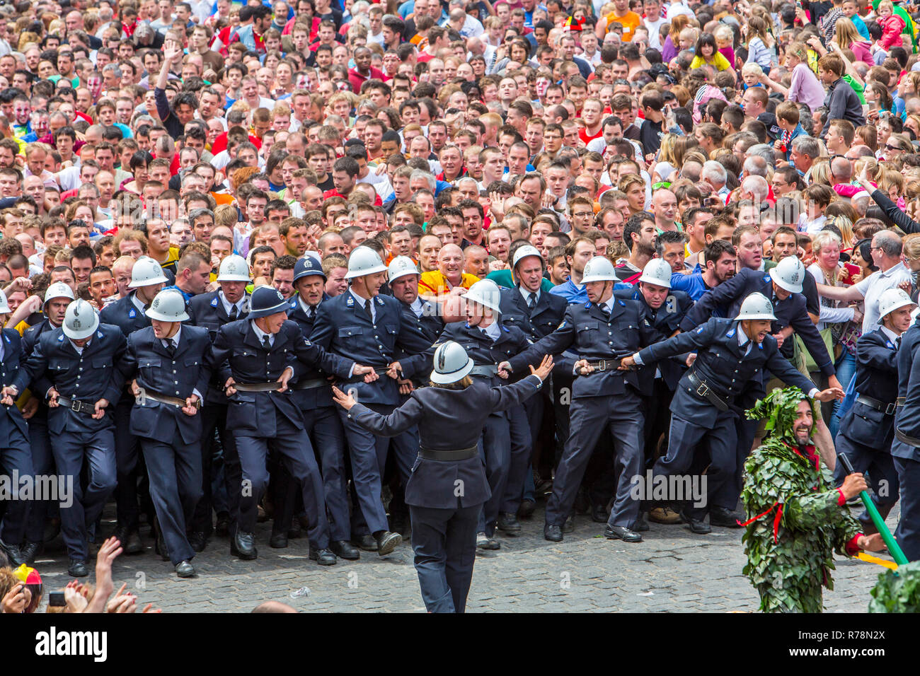 Les foules sont bouclés, LUMECON, la bataille de Saint Georges avec le dragon, point culminant de la ville, Grand Place Doudou festival Banque D'Images