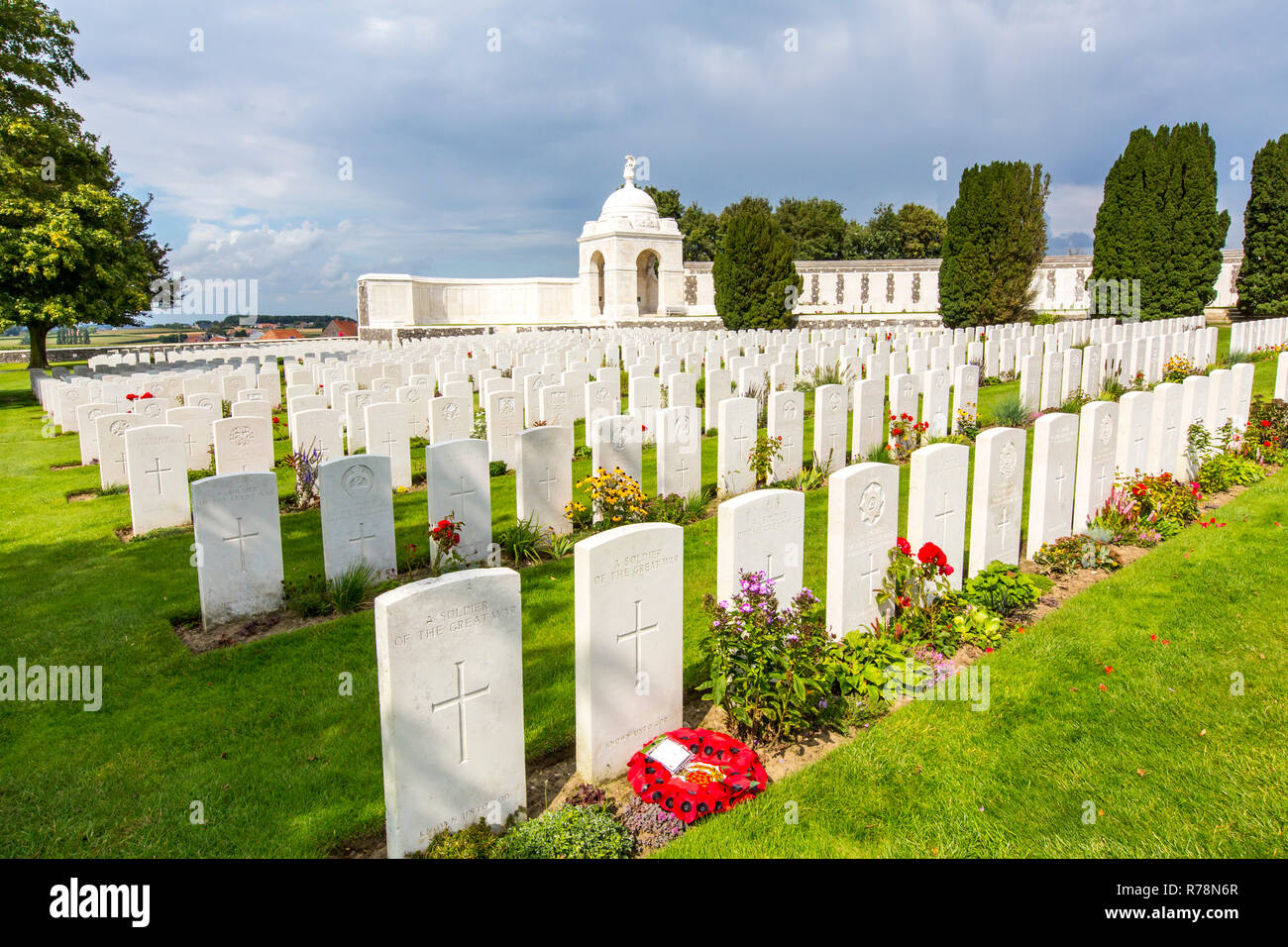 Des sépultures de guerre du Commonwealth de Tyne Cot Cemetery, le plus grand cimetière du Commonwealth dans le monde, avec plus de 12 000 tombes des soldats Banque D'Images