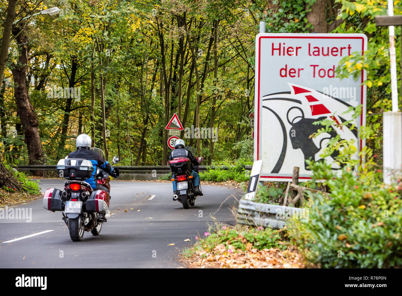 Le signe de danger pour les motards sur une route dans le sud de Cologne, Rhénanie du Nord-Westphalie, Allemagne Banque D'Images Le signe de danger pour les motards sur une route dans le sud de Cologne, Rhénanie du Nord-Westphalie, Allemagne Banque D'Images