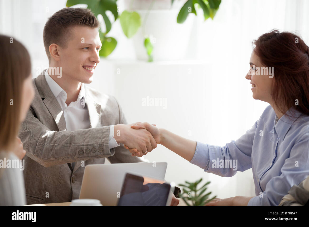 Poignée de divers collègues de prendre connaissance à l'office de réunion Banque D'Images