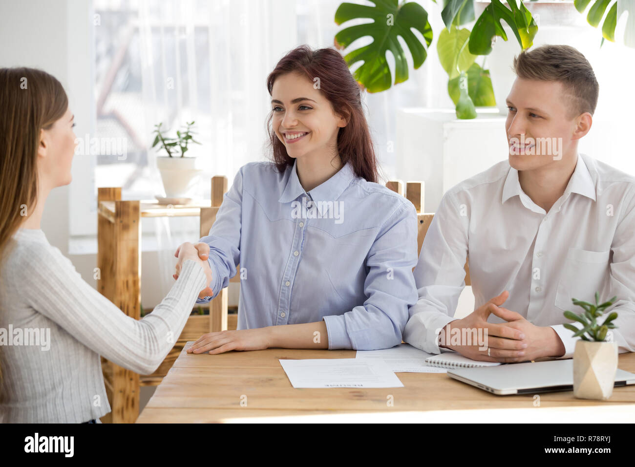 Poignée de recruteur souriant candidate lors de l'entrevue Banque D'Images