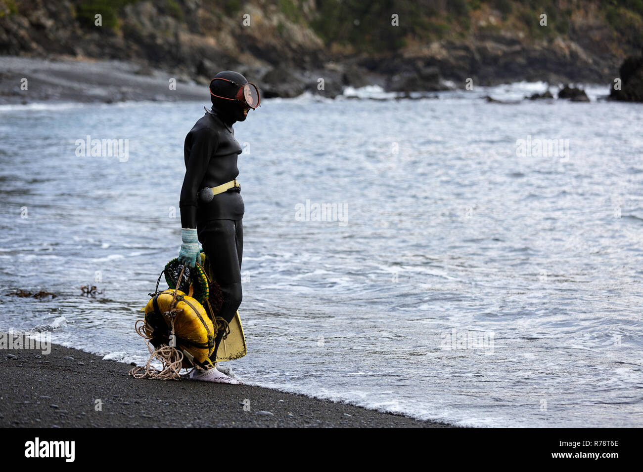 Ama diver debout sur une plage de galets, la préparation pour la plongée, Mie, Japon Banque D'Images